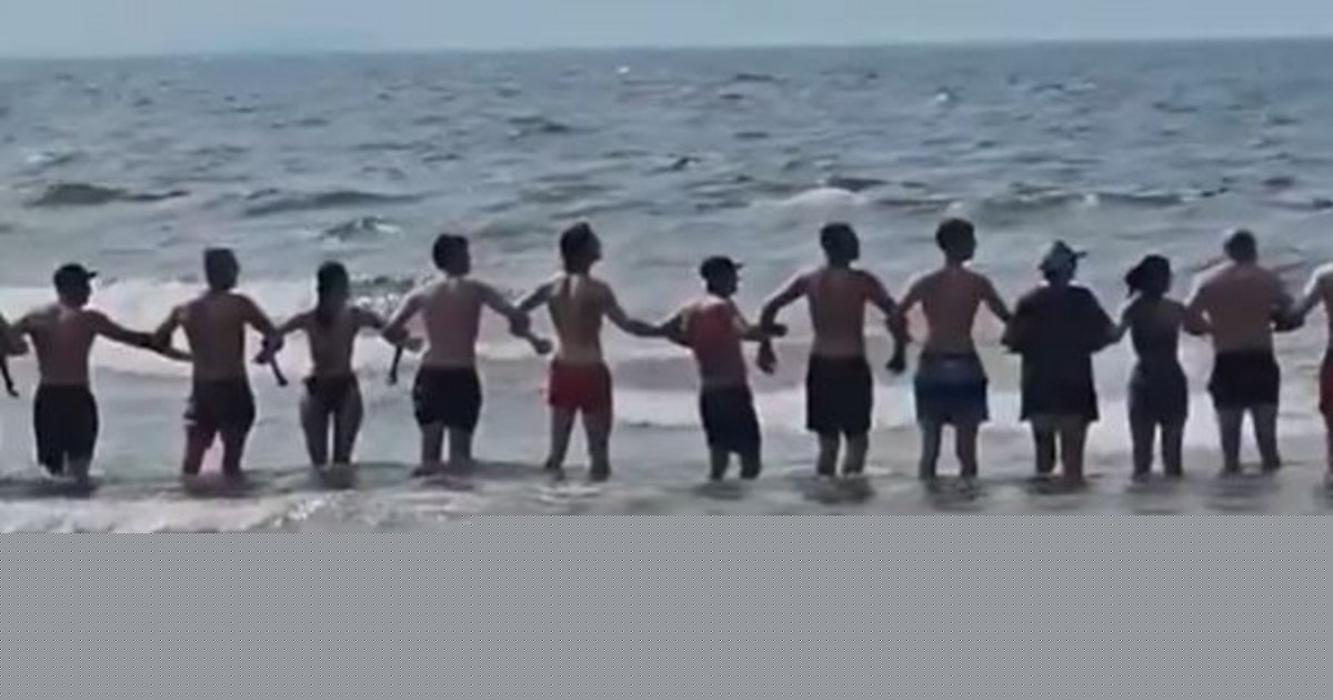 Πολωνία: Viral βίντεο με εκατοντάδες ανθρώπους να σχηματίζουν αλυσίδα για τον εντοπισμό δίχρονου σε διάσημη παραλία
