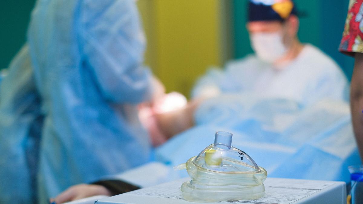 Guvernul Bolojan, atac la siguranța pacienților. Secțiile ATI nu au medici, angajările sunt în pericol din cauza Legii salarizării