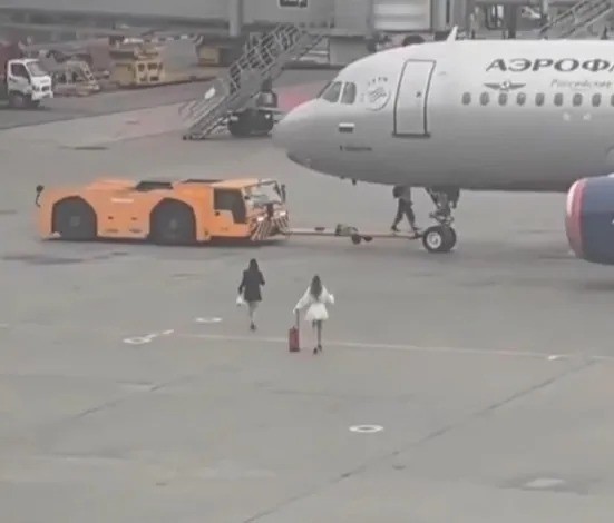 Duas mulheres invadem pista de aeroporto na Rússia para tentar embarcar após perderem voo; vídeo