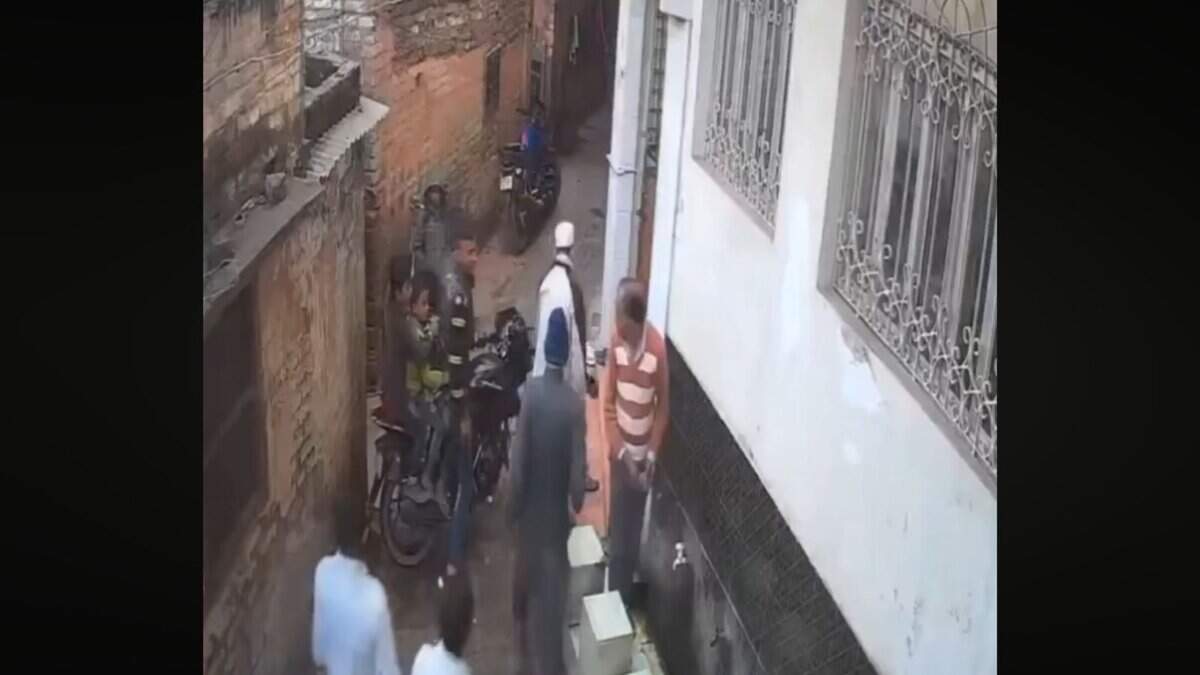 Little children chant ‘Jai Shri Ram’ in front of mosque in Bihar
