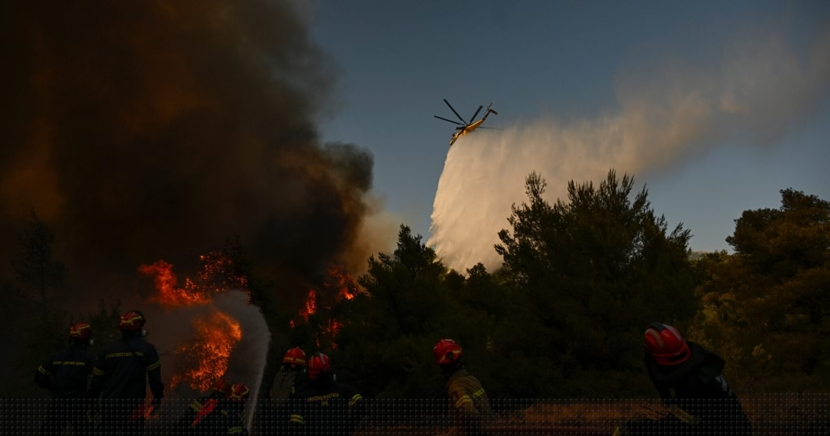 Brände in Griechenland - Löschhubschrauber prallen in der Luft zusammen