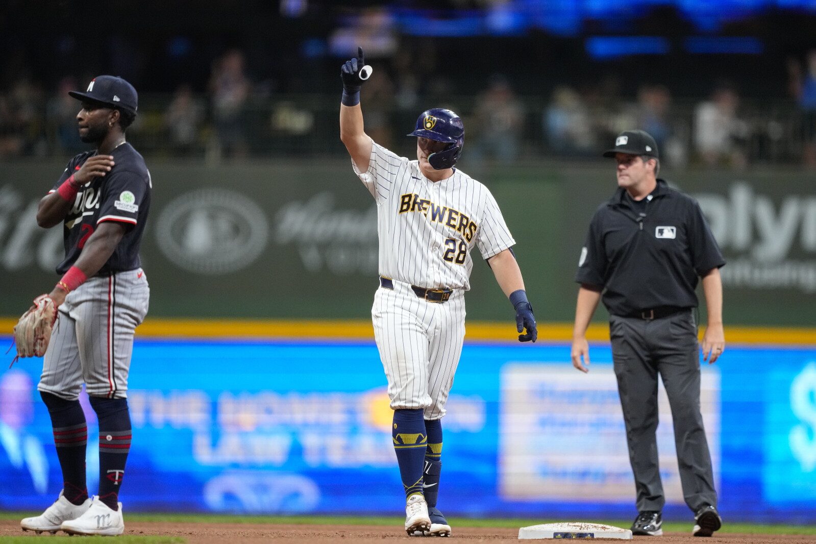 Brewers rally to thwart Twins’ victory