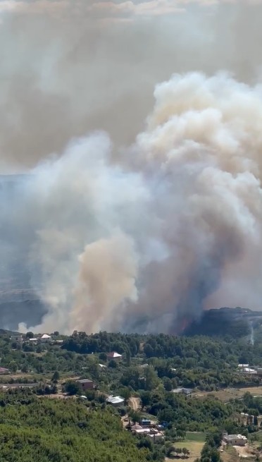 Zjarr i përmasave të mëdha në Daias të Tiranës, ndërhyjnë zjarrfikëset dhe helikopteri i Forcës Ajrore