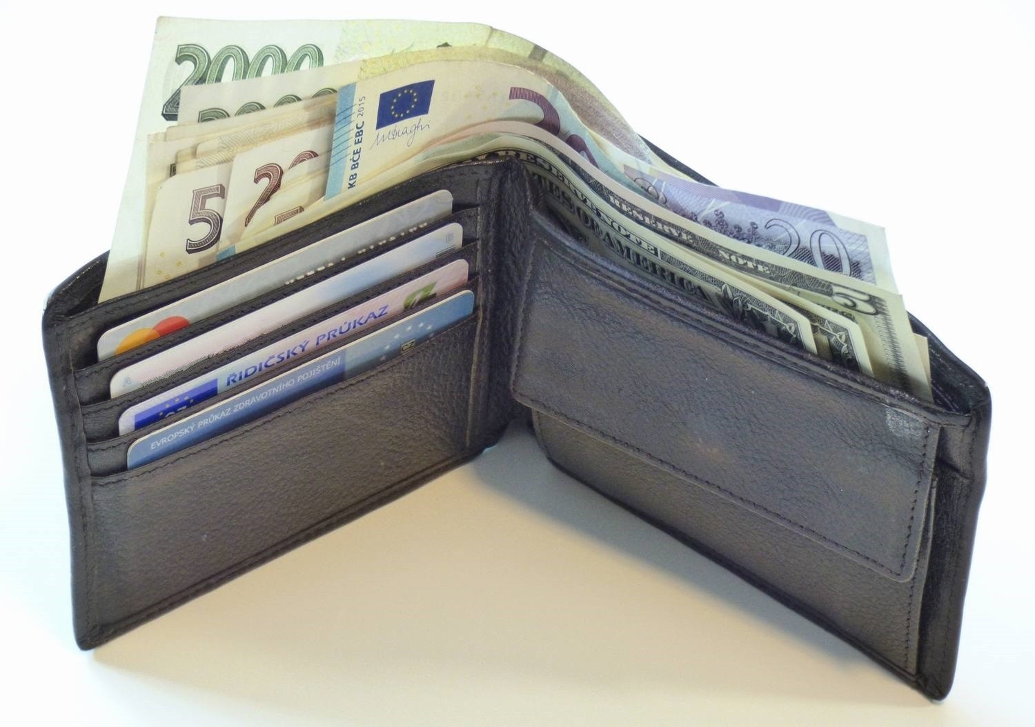 Kolik berou učitelé a asistenti, hasiči, policisté, kuchaři ve státní správě? Plat podle podskupin a kategorií zaměstnání CZ-ISCO v 1. pololetí 2025