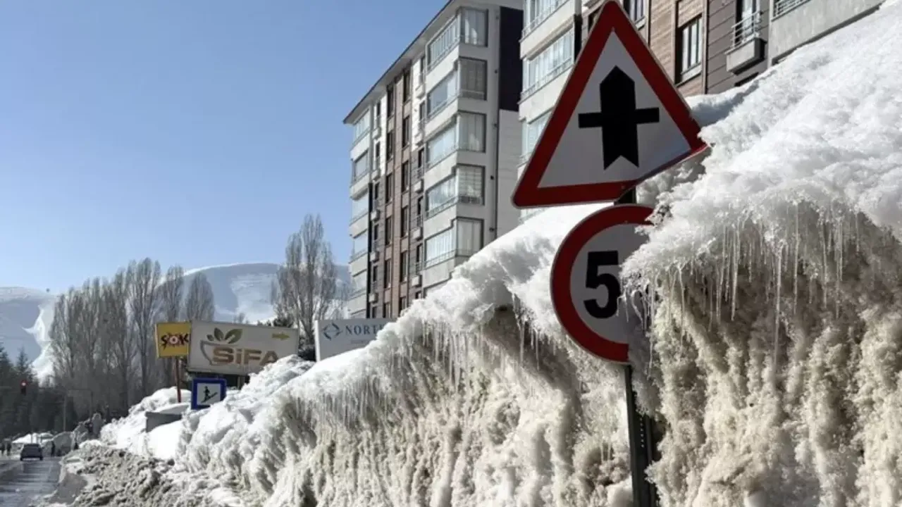 Bitlis’te Kar Kalınlığı Trafik Tabelalarına Ulaştı