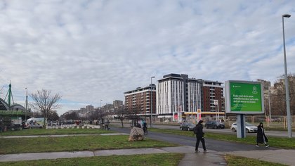 Beograđani stalno prolaze pored njega, a nemaju pojma otkud tu i šta znače tajanstveni simboli: Misteriozni kamen u Bloku 44 na Novom Beogradu