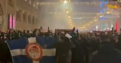 Grci napravili ludnicu u Amsterdamu! Korteo navijača Olimpijakosa pevao Zvezdi pred meč s Ajaksom