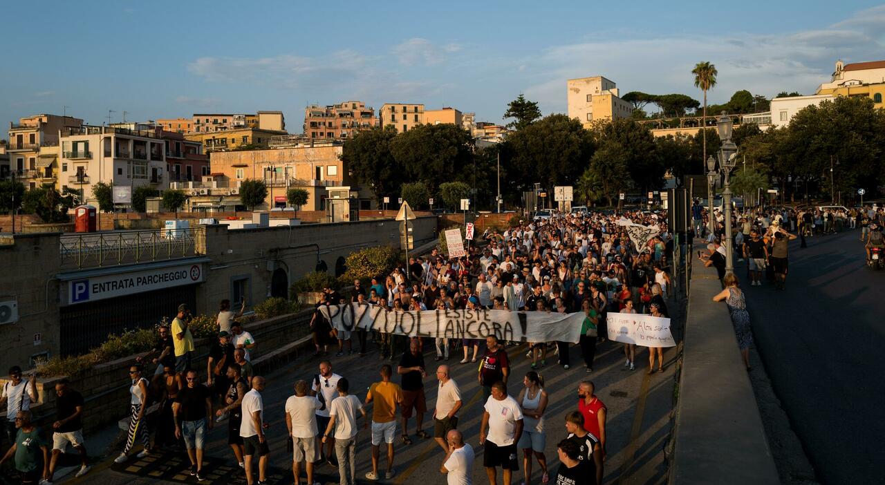 Pozzuoli, mezza citt&agrave; senz&rsquo;acqua. Commercianti in crisi, &egrave; protesta: &laquo;Restituiamo le chiavi al Comune&raquo;