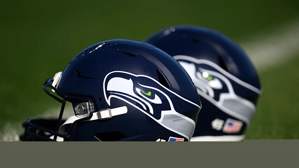 Seahawks sign LB Aaron Smith, place FB Robbie Ouzts on IR