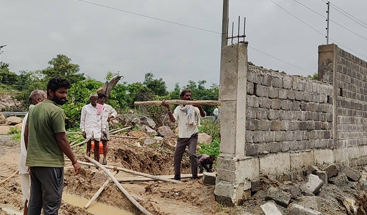 Telangana: Villagers demolish compound wall at Ex-Minister’s guest house