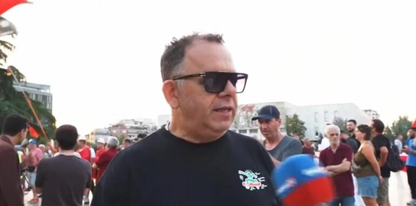 “Nëse Berisha bën një hap pas, Rama nuk qëndron dot 1 muaj. Mbajnë njëri-tjetrin”, protestuesi: Kryeministri 13 vite premton ujë, besën e shqiptarëve e ka thyer. Të largohet