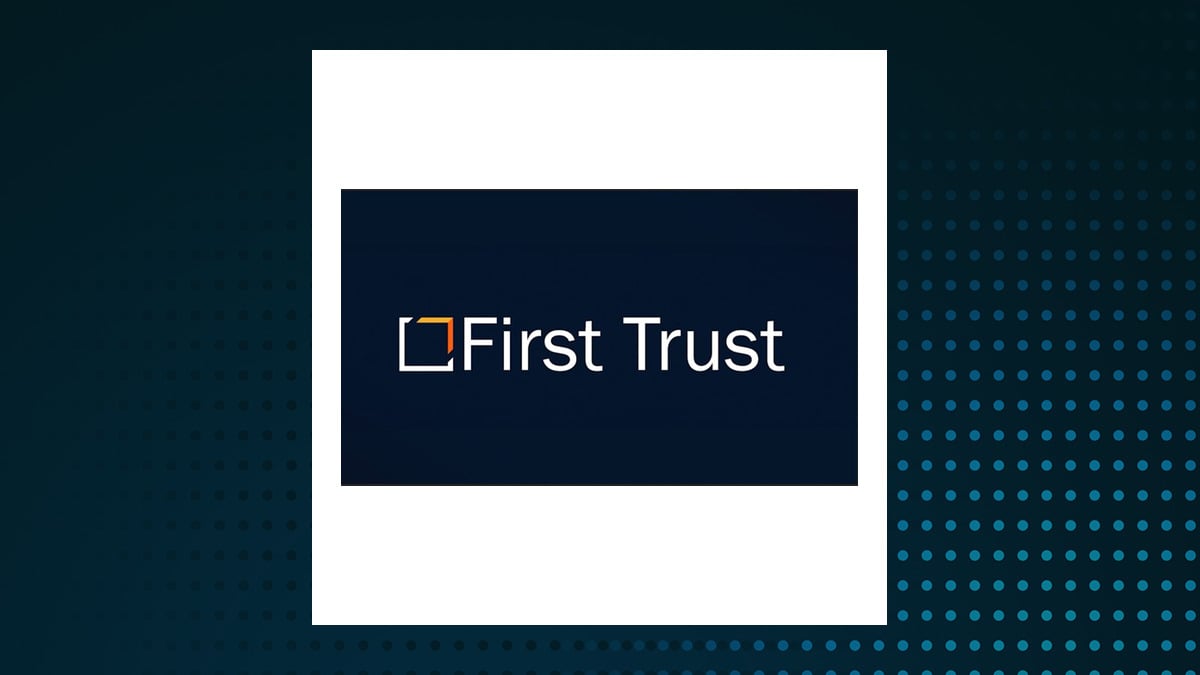First Trust S&P 500 Diversified Dividend Aristocrats ETF (NASDAQ:KNGZ) Shares Up 1.7%  – Should You Buy?