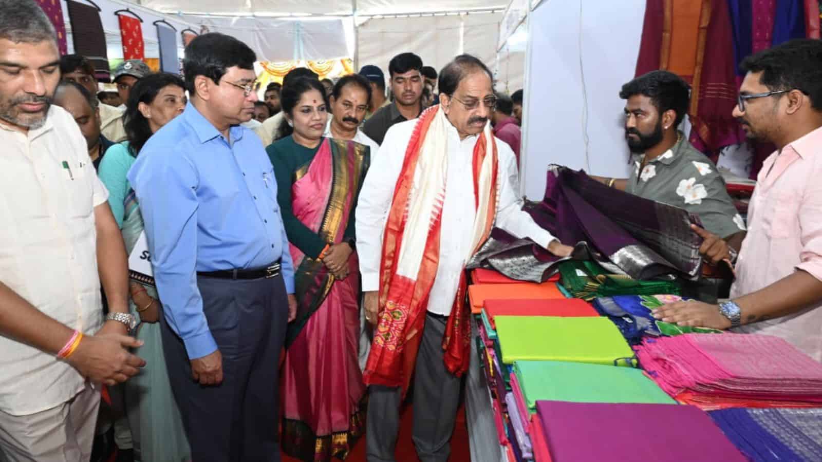 Hyderabad: People’s Plaza hosts handloom expo till Aug 16