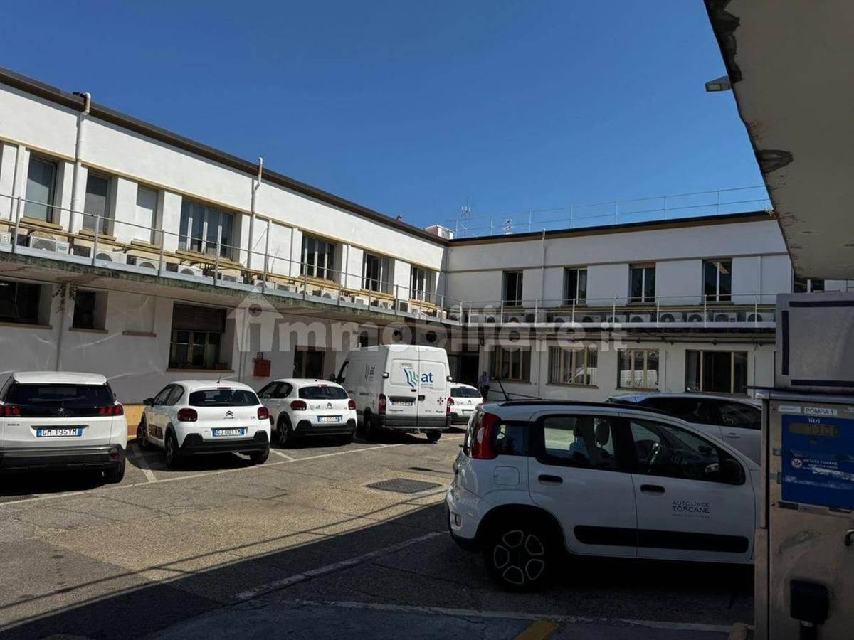 Addio bus, benvenuti turisti: il deposito At a Firenze cerca compratori. Potrà essere hotel o studentato