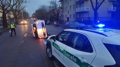 Auto ribaltata in via Pastrengo, ferita 29enne