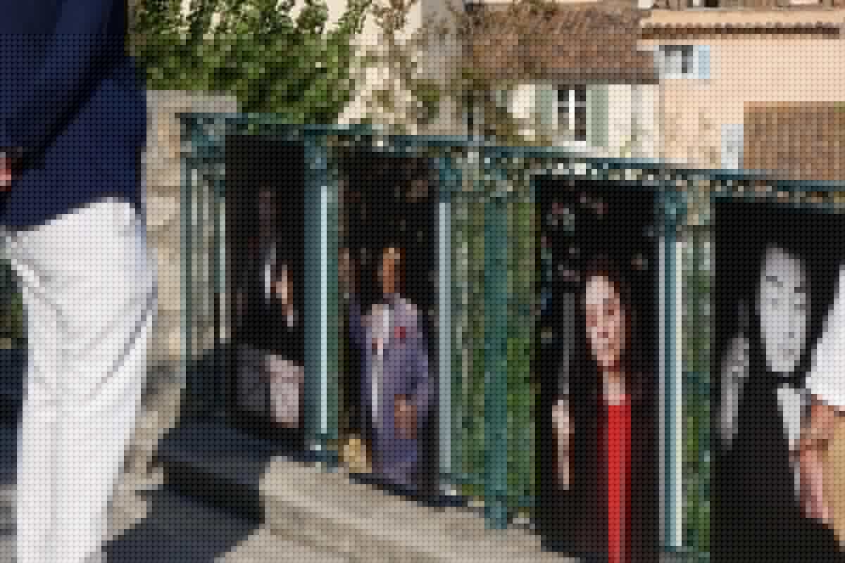 20 ans après sa mort, une exposition redonne vie à Raymond Devos à Ramatuelle