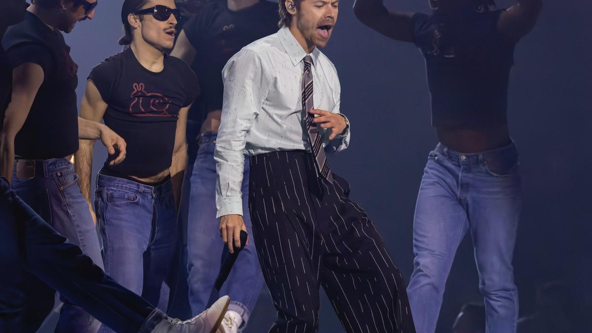Harry Styles shrugs off onstage fall during Mexico City show and keeps performing