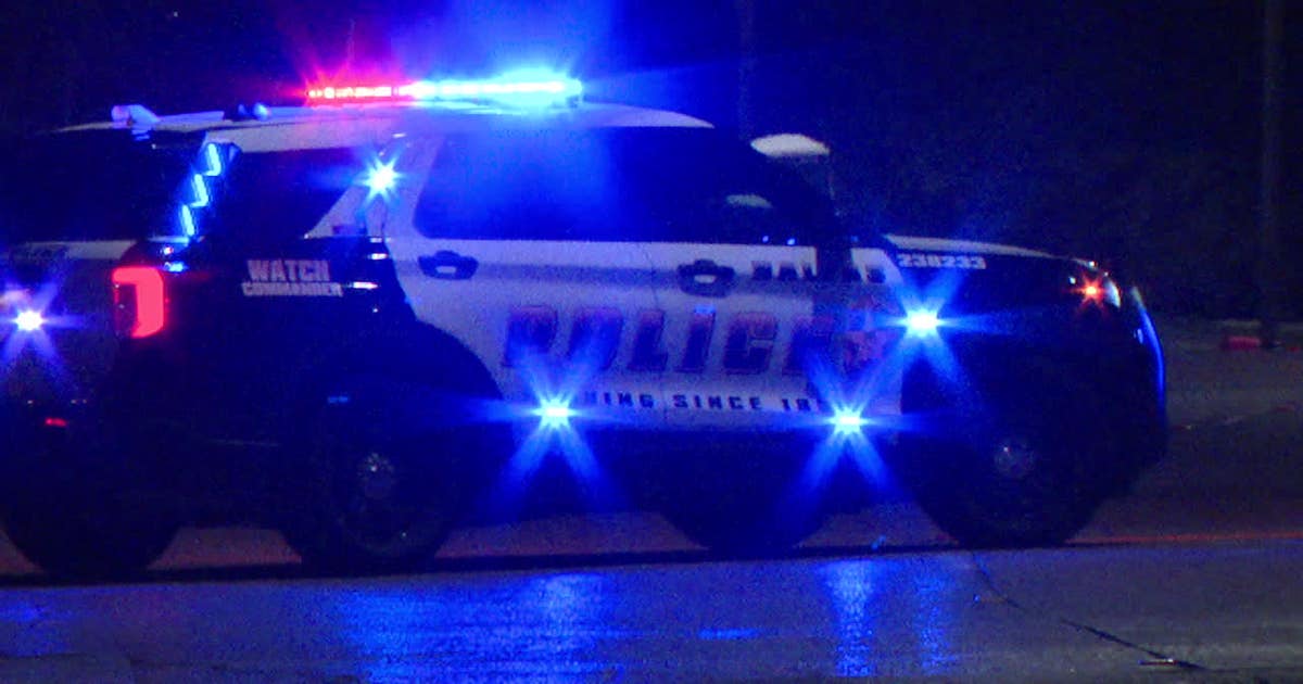 Dallas police search for gunman after woman shot in Pleasant Grove