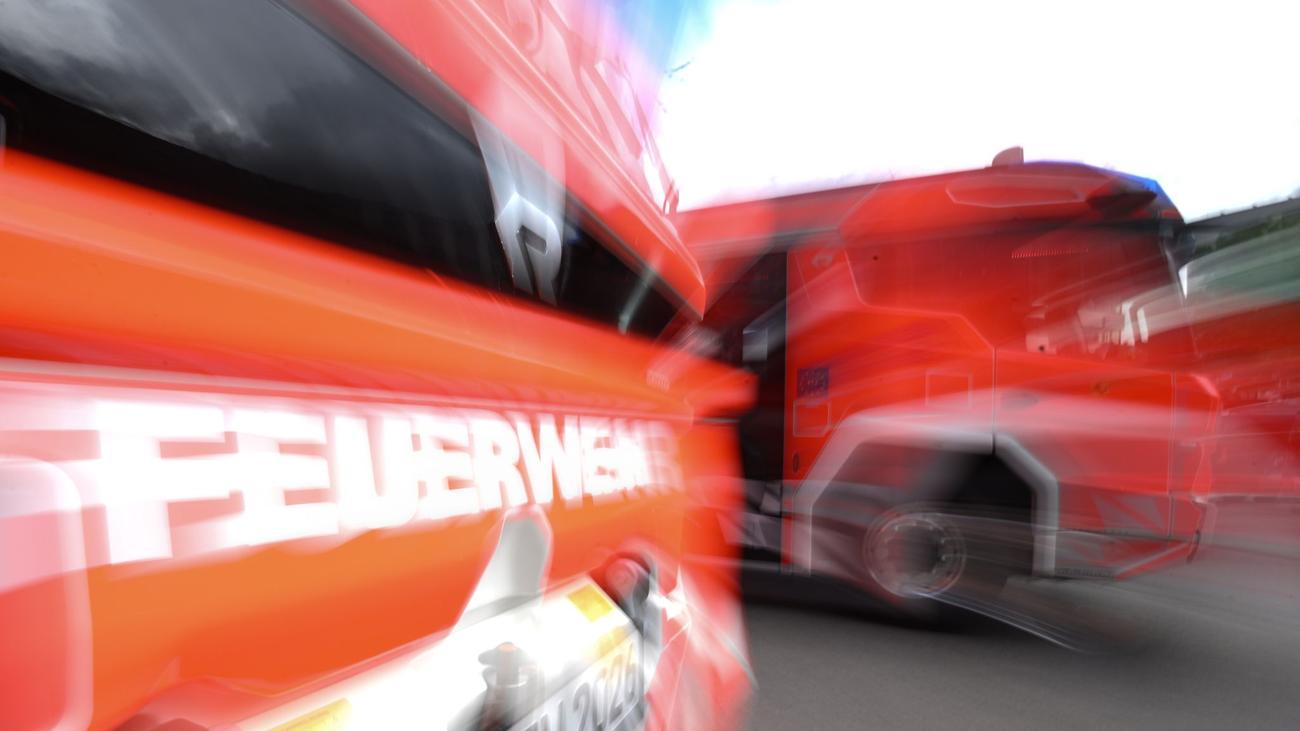 Feuer nahe Autobahn: Reisig und Anhänger brennen – A6 stundenlang gesperrt