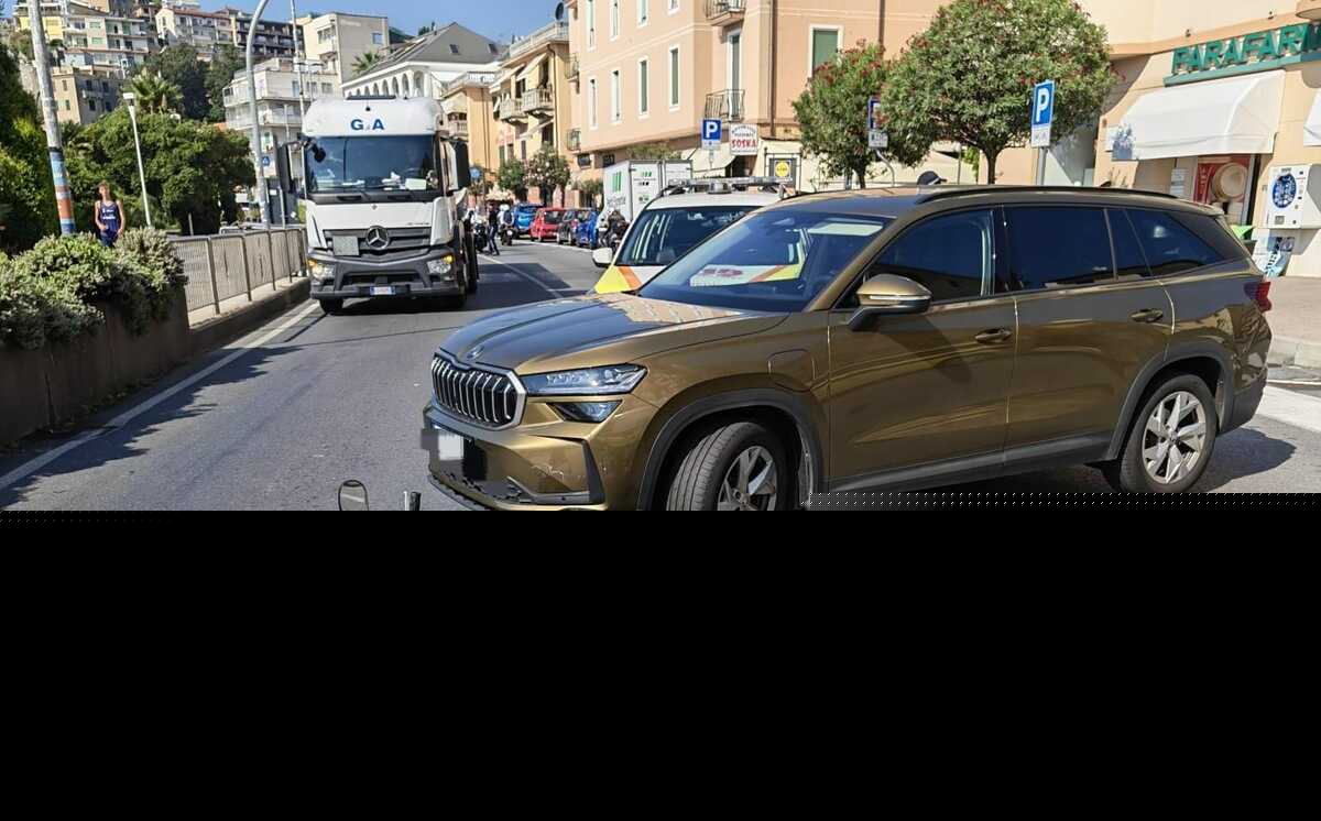 Albissola, scontro tra auto e scooter sull’Aurelia: centauro in codice giallo, traffico in tilt