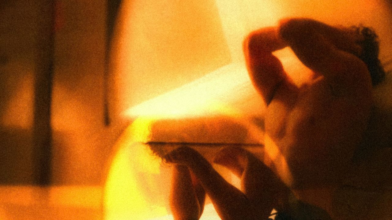 Storia di Giulio, dipendente da chemsex, l’uso di sostanze sintetiche per amplificare l’eccitazione: «Ho iniziato a perdere i denti e sono dimagrito drasticamente: per fare sesso non pensavo più a mangiare»