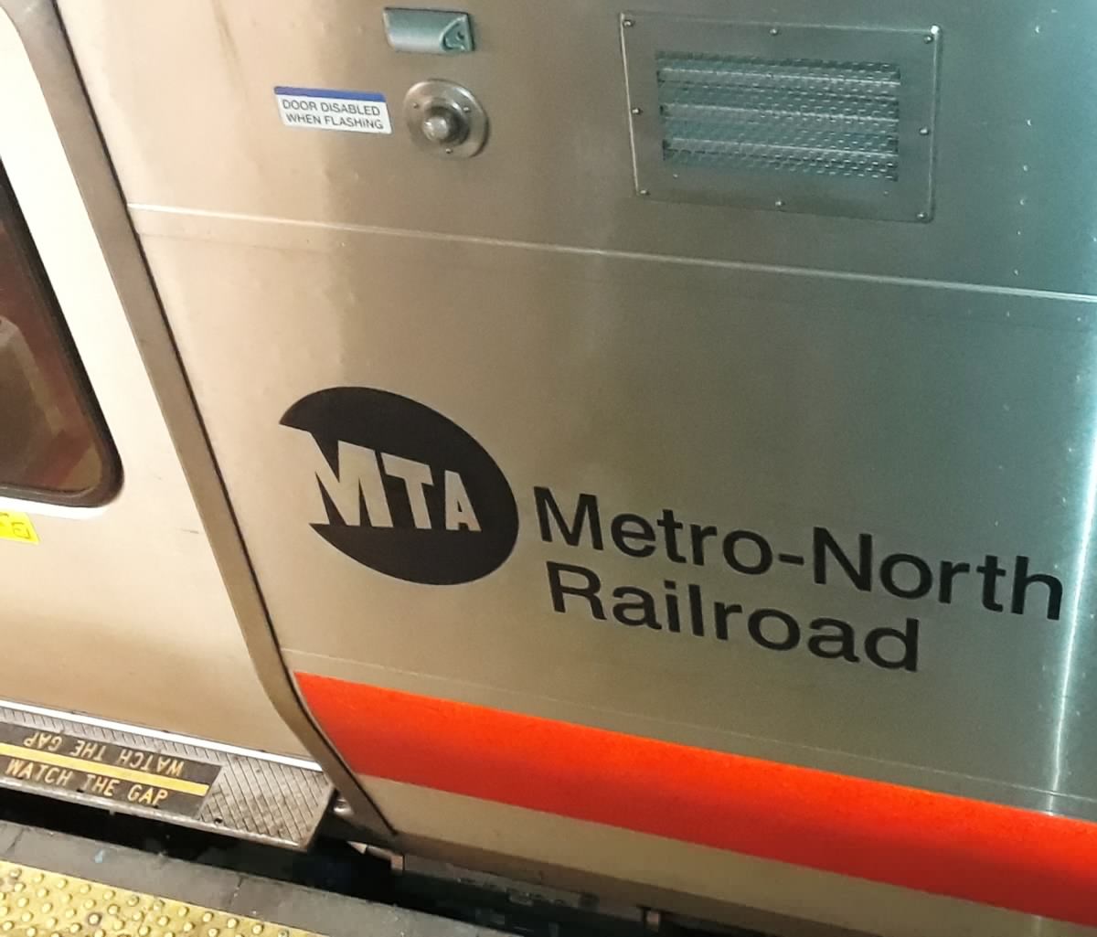 Adolescente murió arrollado al invadir vías de tren MTA Metro-North en Connecticut
