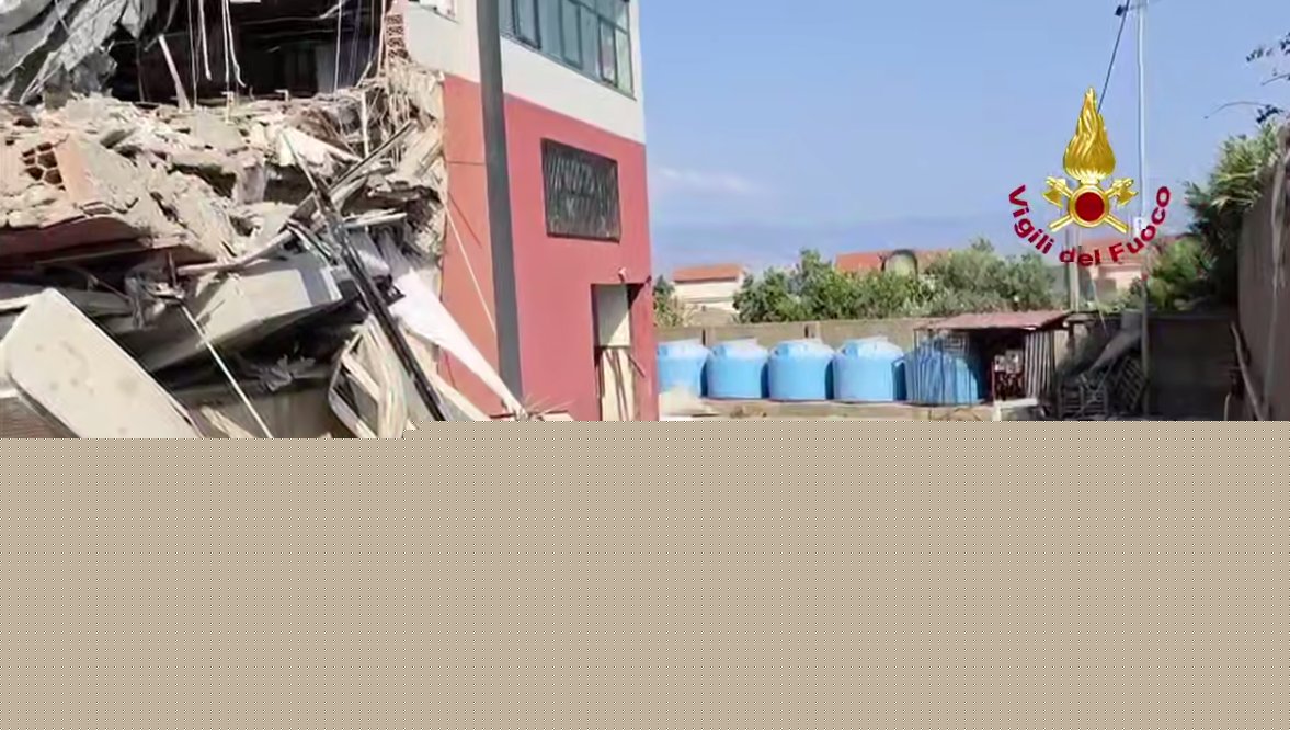 Crolla una palazzina a Messina. Si temono vittime