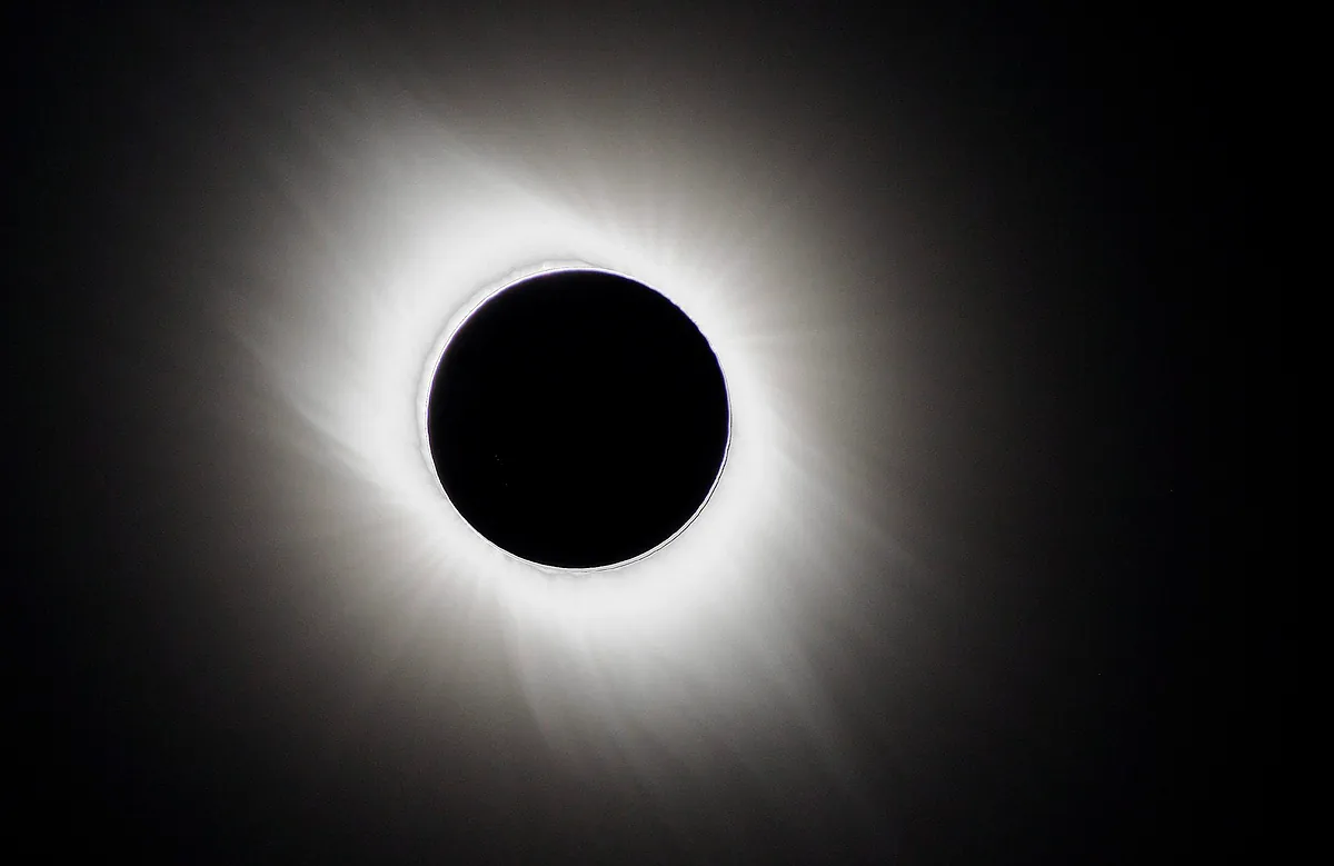 Eclipse total de sol del 12 de agosto: dónde y cómo verlo y qué evitar para tener una buena experiencia