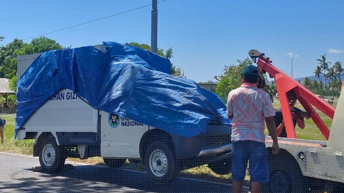 Hindari Motor, Mobil MBG Tabrak Truk hingga 1 Tewas