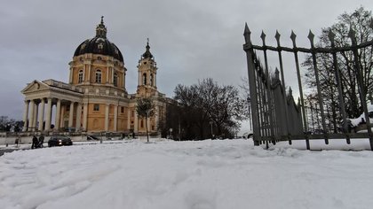 Neve sulla collina di Torino, a Superga i bambini costruiscono pupazzi