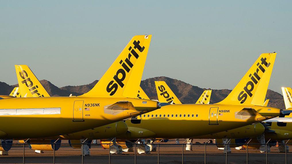 Por qué las aerolíneas de bajo costo están en crisis y qué significa esto para los precios de los vuelos