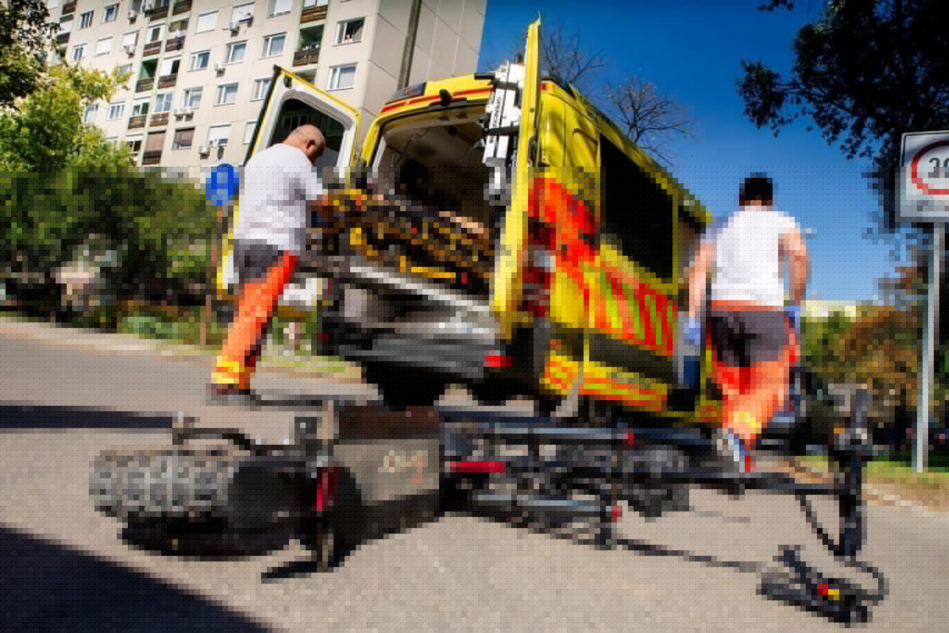 Hiába viselt bukósisakot, súlyos fejsérülést szenvedett az elektromos rollerrel eleső tizenéves