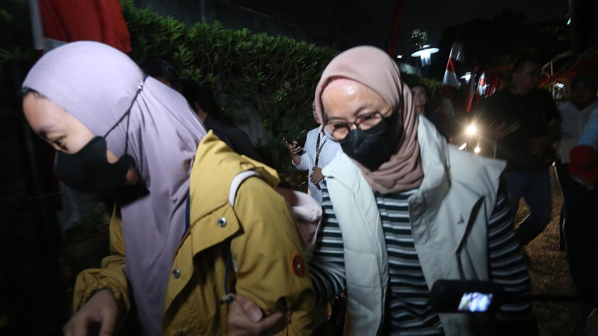 Istri Bupati Pemalang Tiba di Gedung KPK