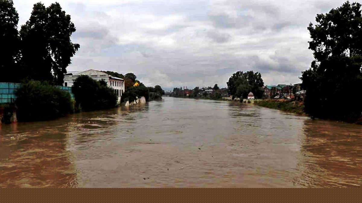 Still Above Flood Mark, Jhelum Starts Receding in Srinagar