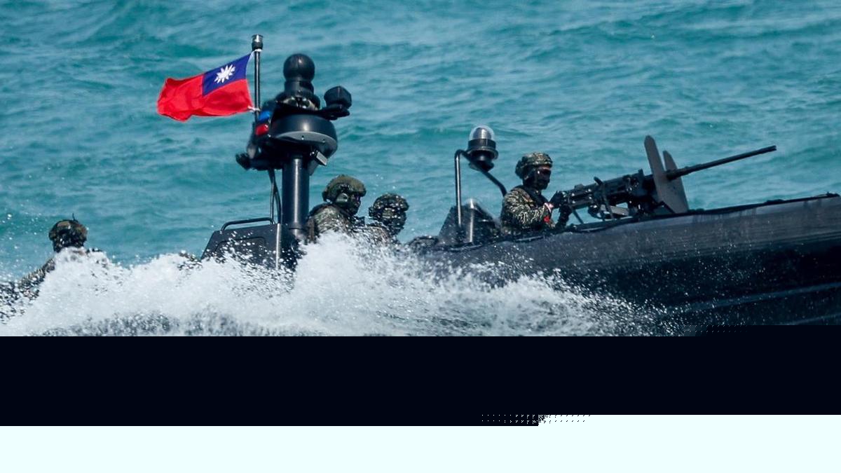 Taiwan president oversees war games military drill