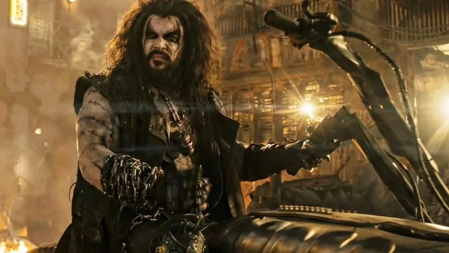 Jason Momoa Says His First SUPERGIRL Scene Proved He Was Born to Play Lobo