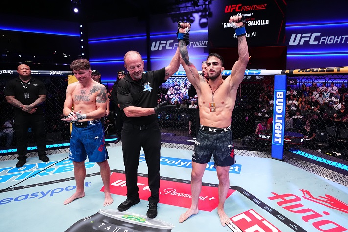 UFC Vegas 120: Yaider del Valle Sends Darren Elkins Into Retirement
