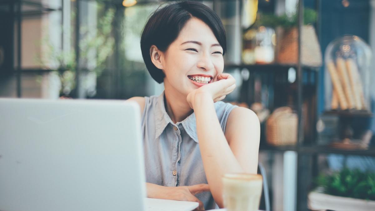 10 Sikap Perempuan yang Diam-Diam Menarik Perhatian Pria dengan Kecerdasan Emosional