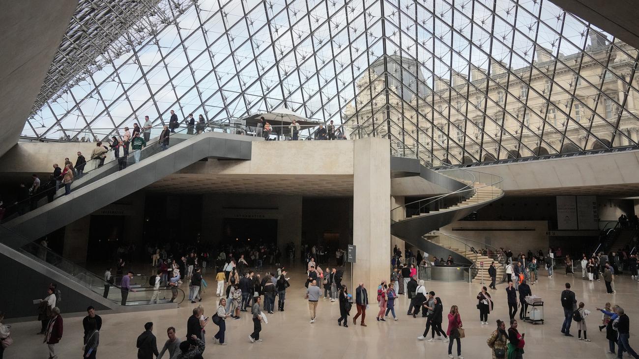 Louvre in Paris: TikToker hängen eigenes Bild in die Nähe von Mona Lisa