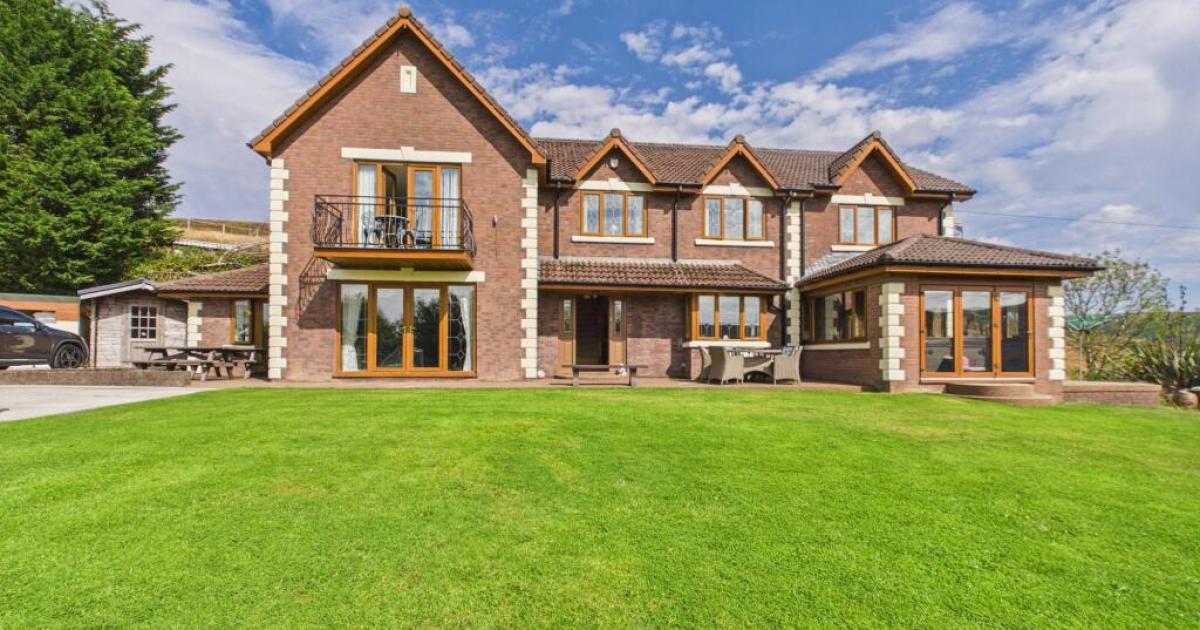 Six-bedroom home with bar, hot tub and loose boxes on the market for £675,000