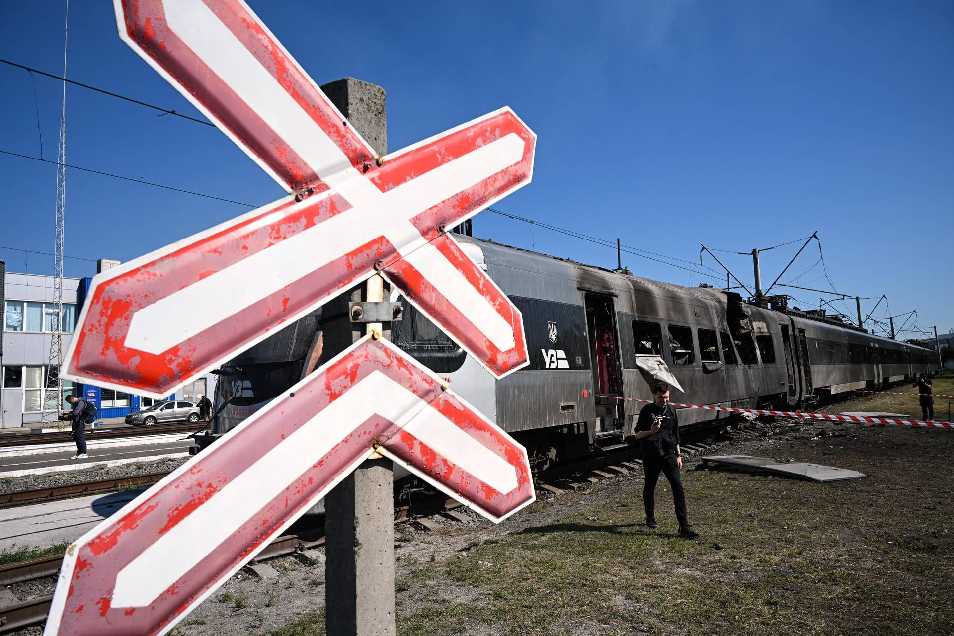 Ucraina, Zelensky: "Attacco con drone russo su una stazione a Sumy, almeno 30 feriti". Blackout nella regione
