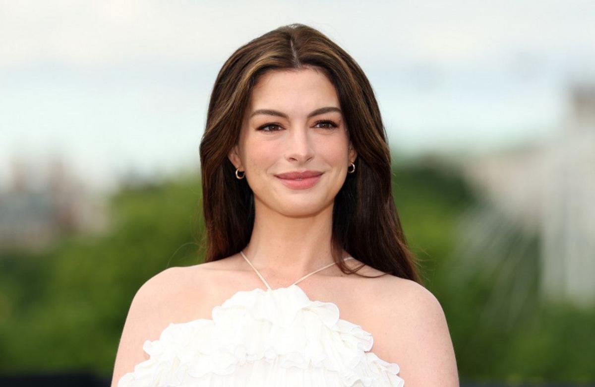 Anne Hathaway keeping baby’s gender a secret