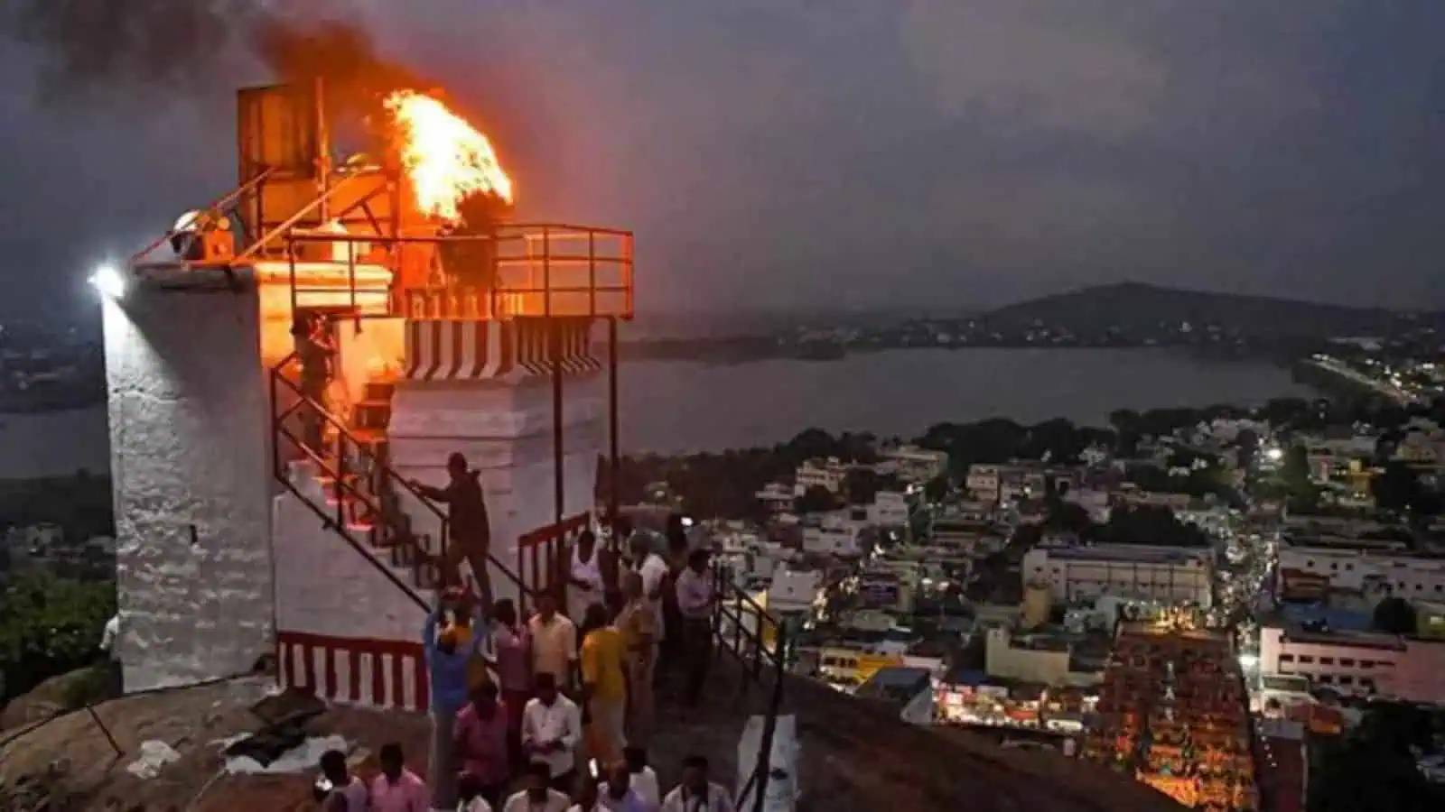 SC refuses to stay Madras HC order on Thiruparankundram Deepam