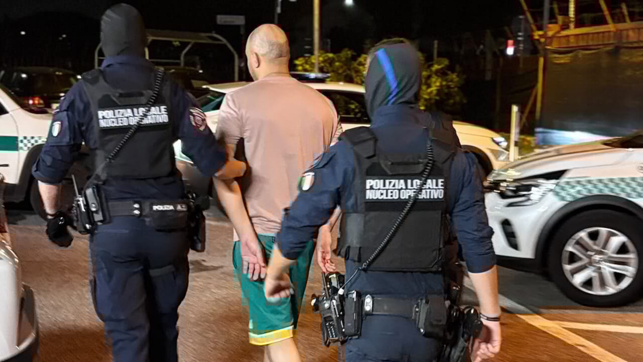 Fuga ad alta velocità e una vita sotto falsa identità: blitz nella notte, arrestato 42enne