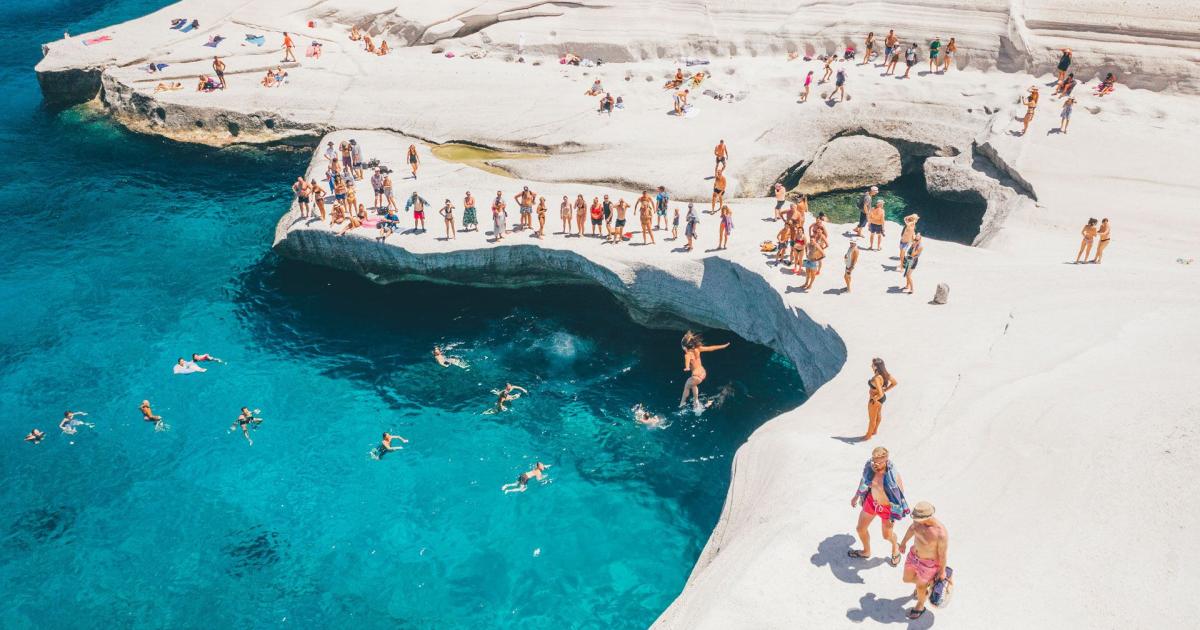 Απίστευτο στη Μήλο: Ελικόπτερο προσγειώθηκε στο Σαρακήνικο για… μπάνιο (Βίντεο)