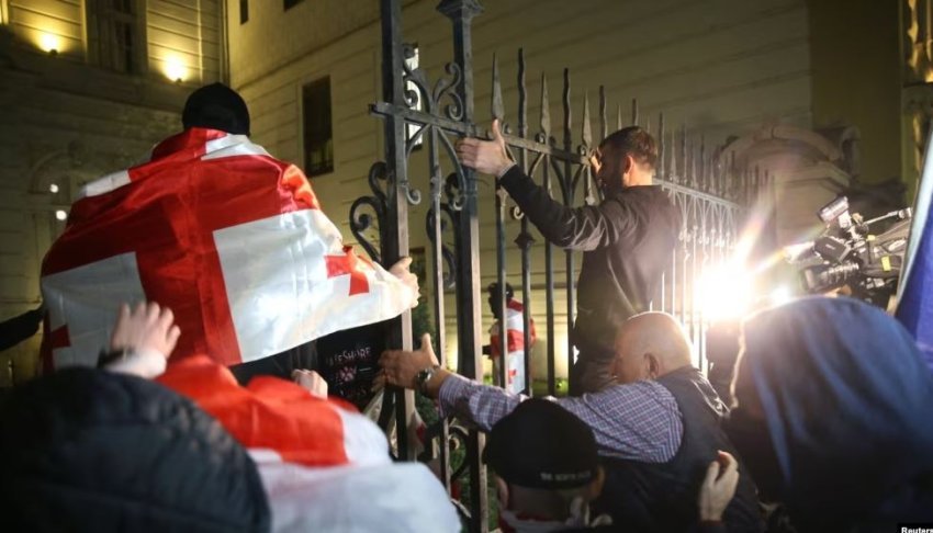 Gjeorgji: Policia përdor sprej piperi dhe topa uji kundër protestuesve