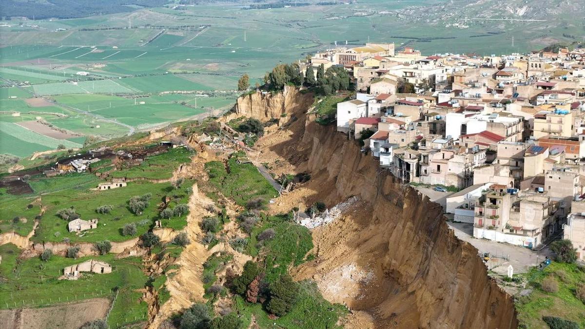 Niscemi: Landslide leaves Sicily town teetering after heavy rain