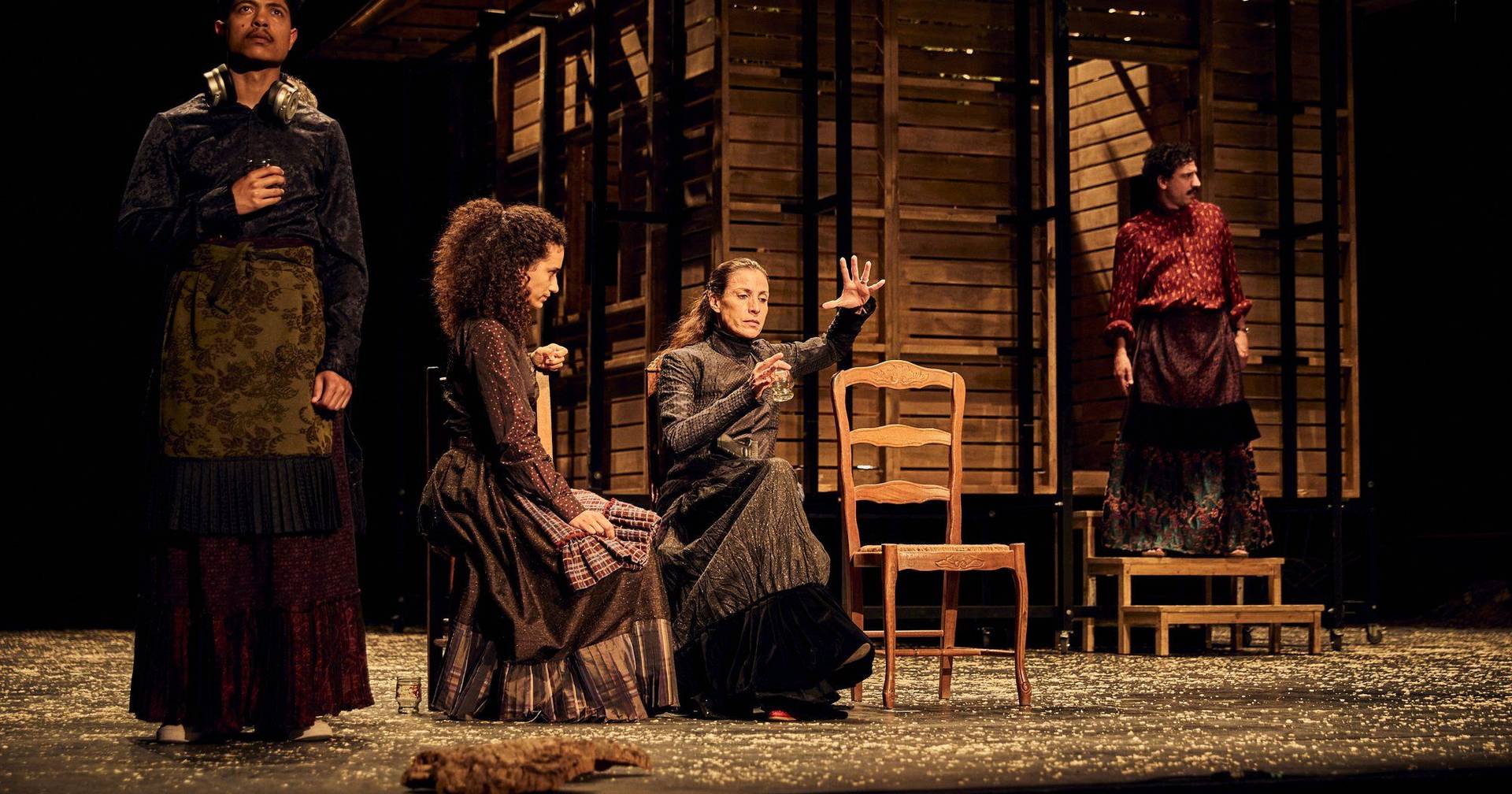 “Catarina e a Beleza de Matar Fascistas” estreia em Londres: é a primeira peça em português no National Theatre