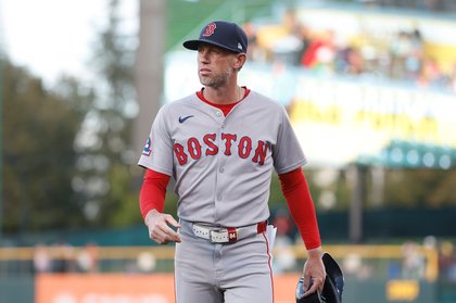 Red Sox third base coach explains decision not to send Nate Eaton home in tie game