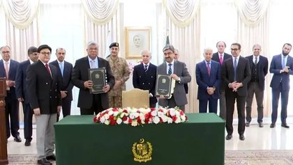 Arif Habib Consortium Takes Charge of PIA After Official Privatization Deal Signing